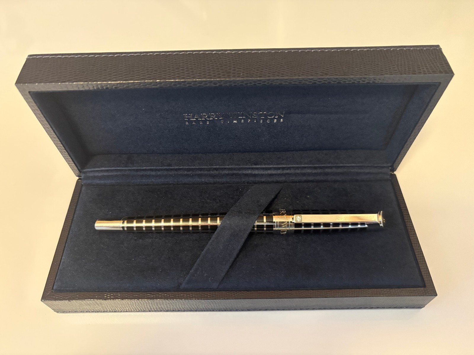Harry Winston Diamond, Black Lacquer on Palladium Executive Roller Ball Pen