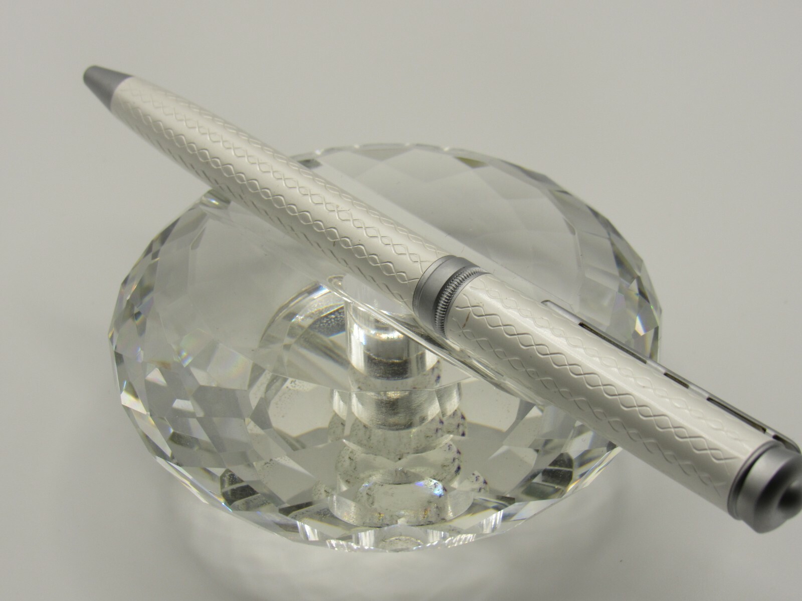 GORGEOUS HIGH QUALITY SLIM EASY TO USE ETCHED WHITE TWIST BALL POINT PEN