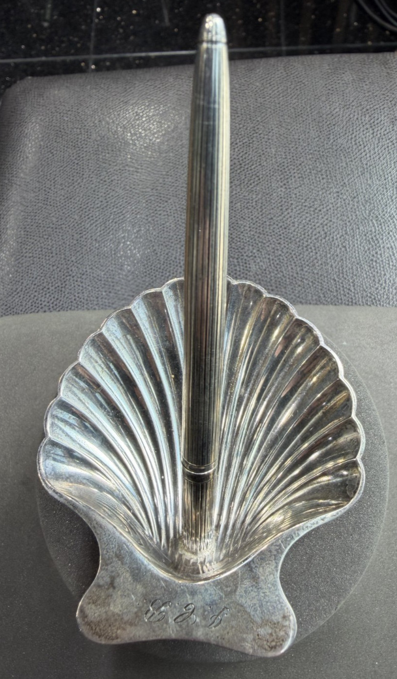 TIFFANY & CO – STERLING SILVER PEN & CLAM SHELL SHAPE PEN HOLDER-925