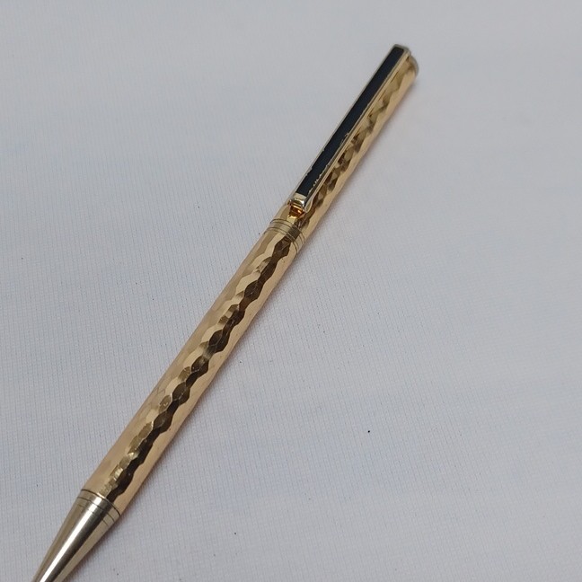 Gold Tone Metal Black Ink Ballpoint Pen Patterned Barrel w/ Black Clip Inlay
