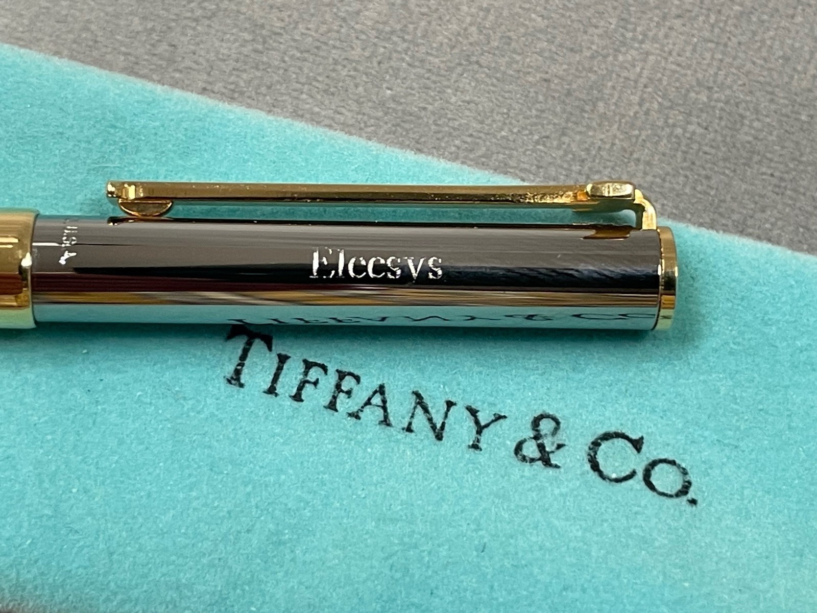 TIFFANY & Co. STERLING SILVER & GOLD TONE T CLIP BALLPOINT PEN W/POUCH 6M0746