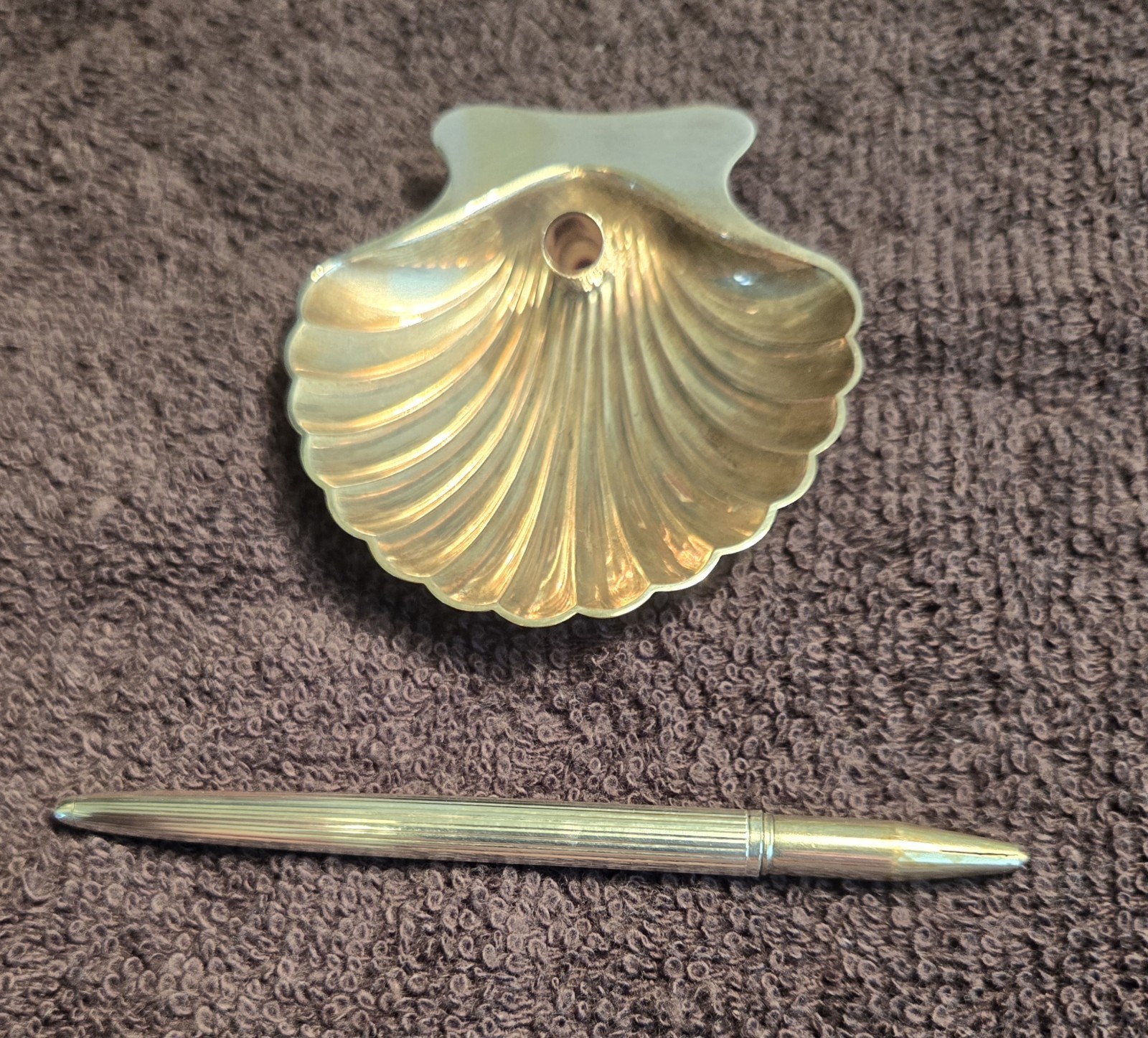 TIFFANY & CO – STERLING SILVER CLAM SHELL PEN HOLDER