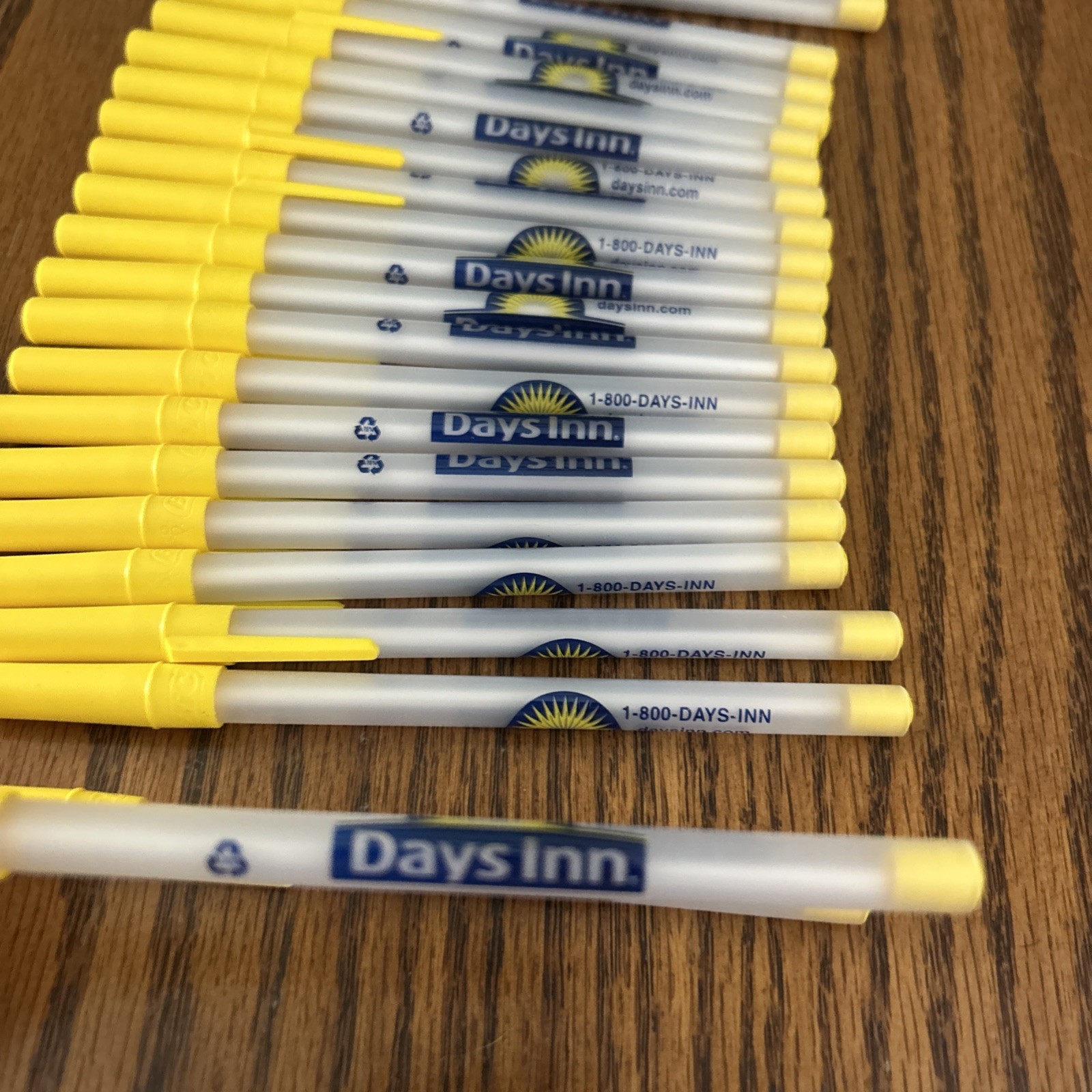 20 Days Inn Motel Hotel Black Ink Pens BIC Advertising Yellow Stick Pen Tested