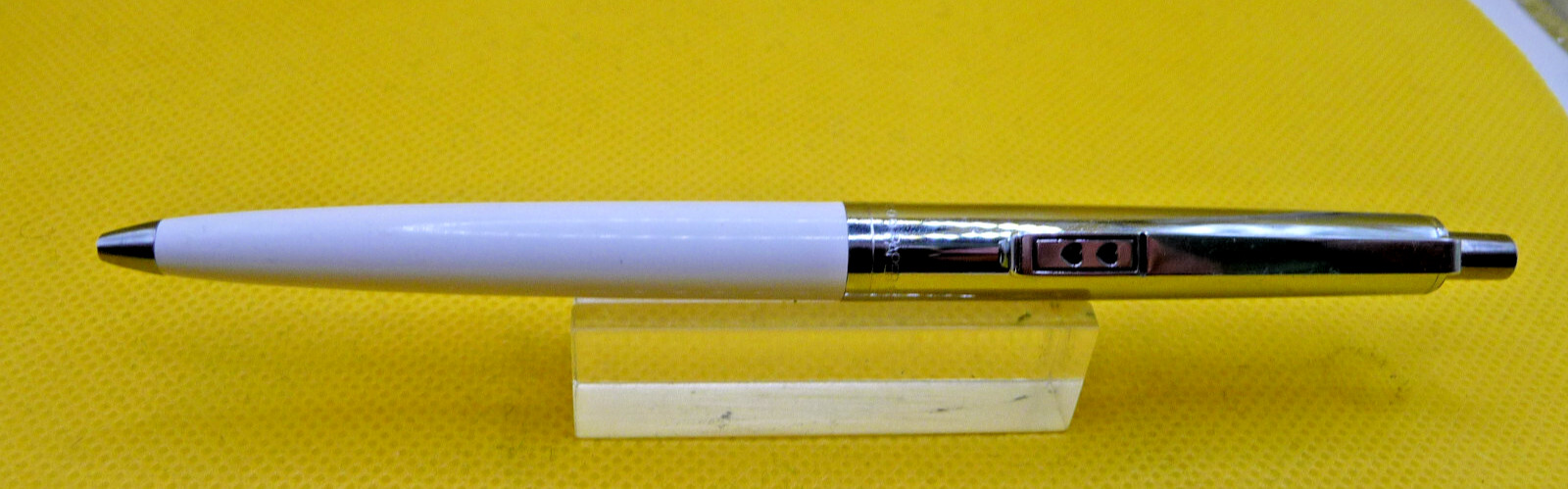 Paper Mate Double Heart Profile Ball Pen -regular grip–white–Mexico