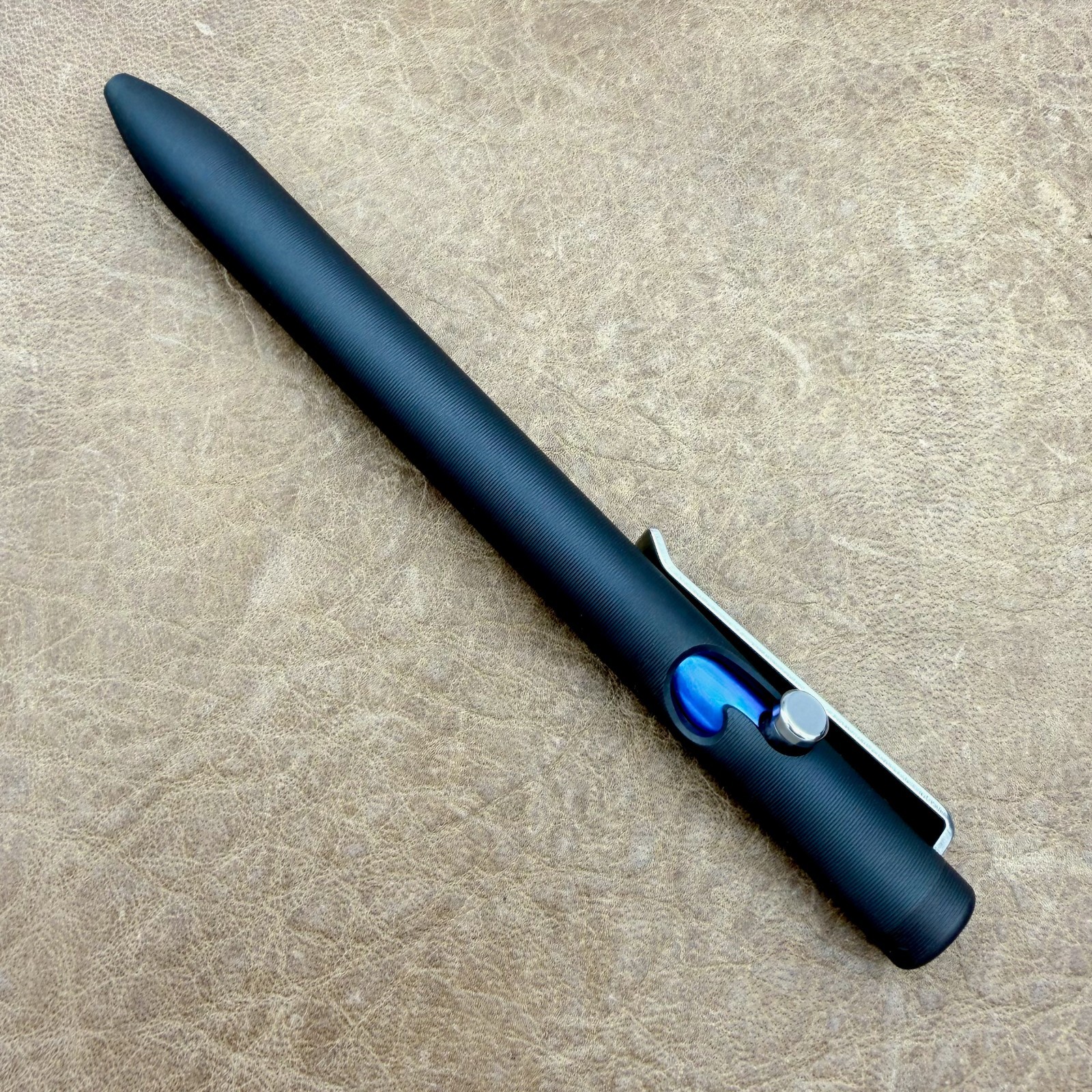 Tactile Turn – Titanium Bolt Action Short Size Pen Black Ano HV Blue Acc. [5.1″]