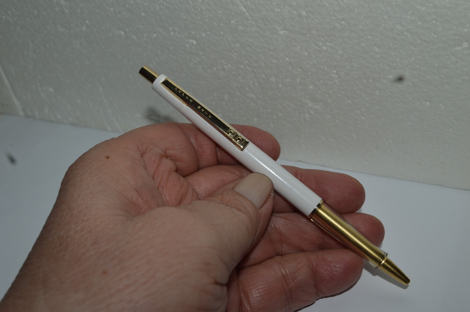 Paper Mate CONTOUR Ballpoint Pen White Gold Trim Made In Mexico Circa 1980’s
