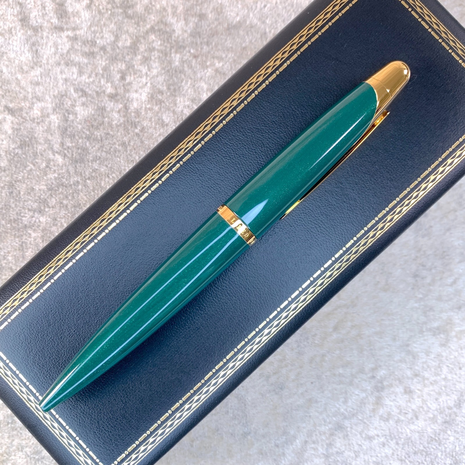 Dunhill Ballpoint Pen Large AD2000 Green Glitter Resin Gold Finish w/Case & Card