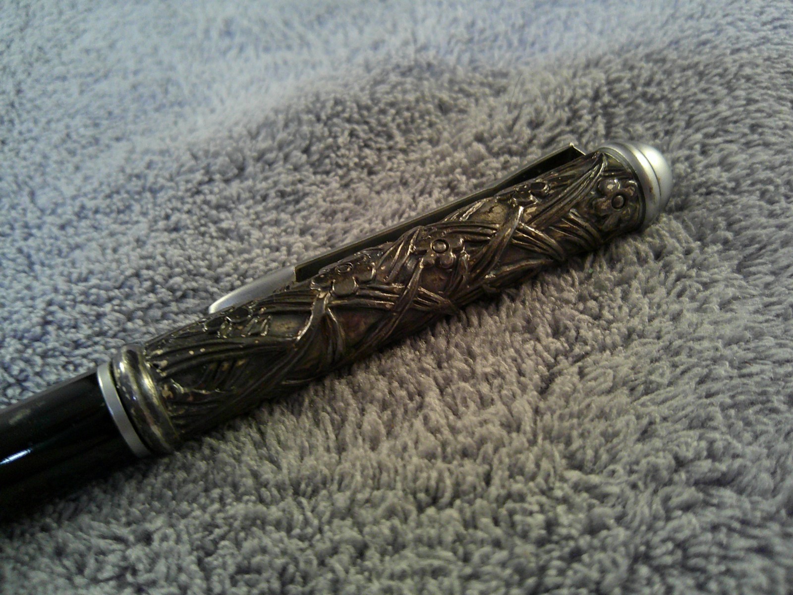 Vintage Unmarked Silver/Black Blue Ink Twist Pen