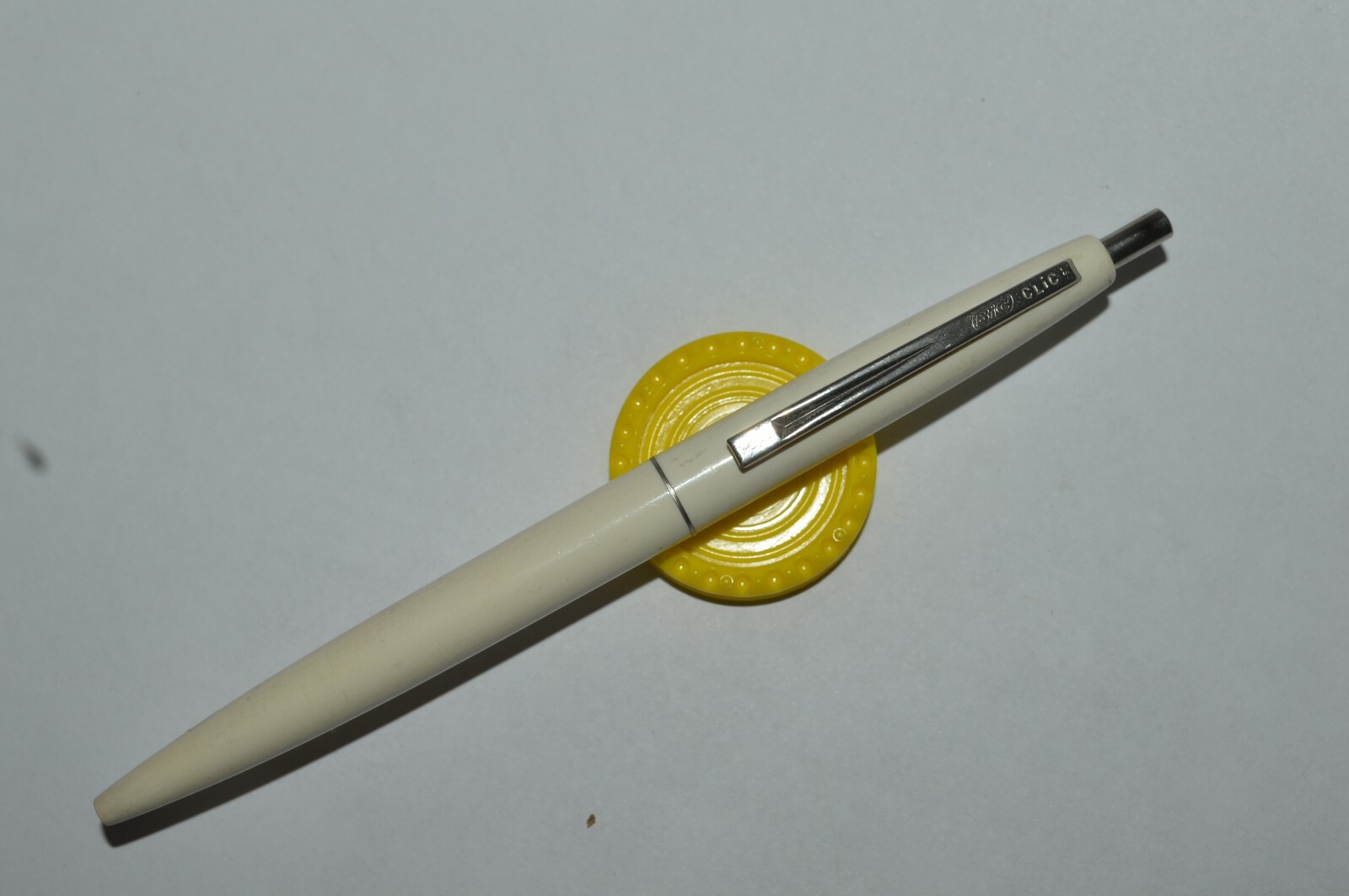Bic Click Retractable Ballpoint White Solid Color USA Light Used Very Good Condi