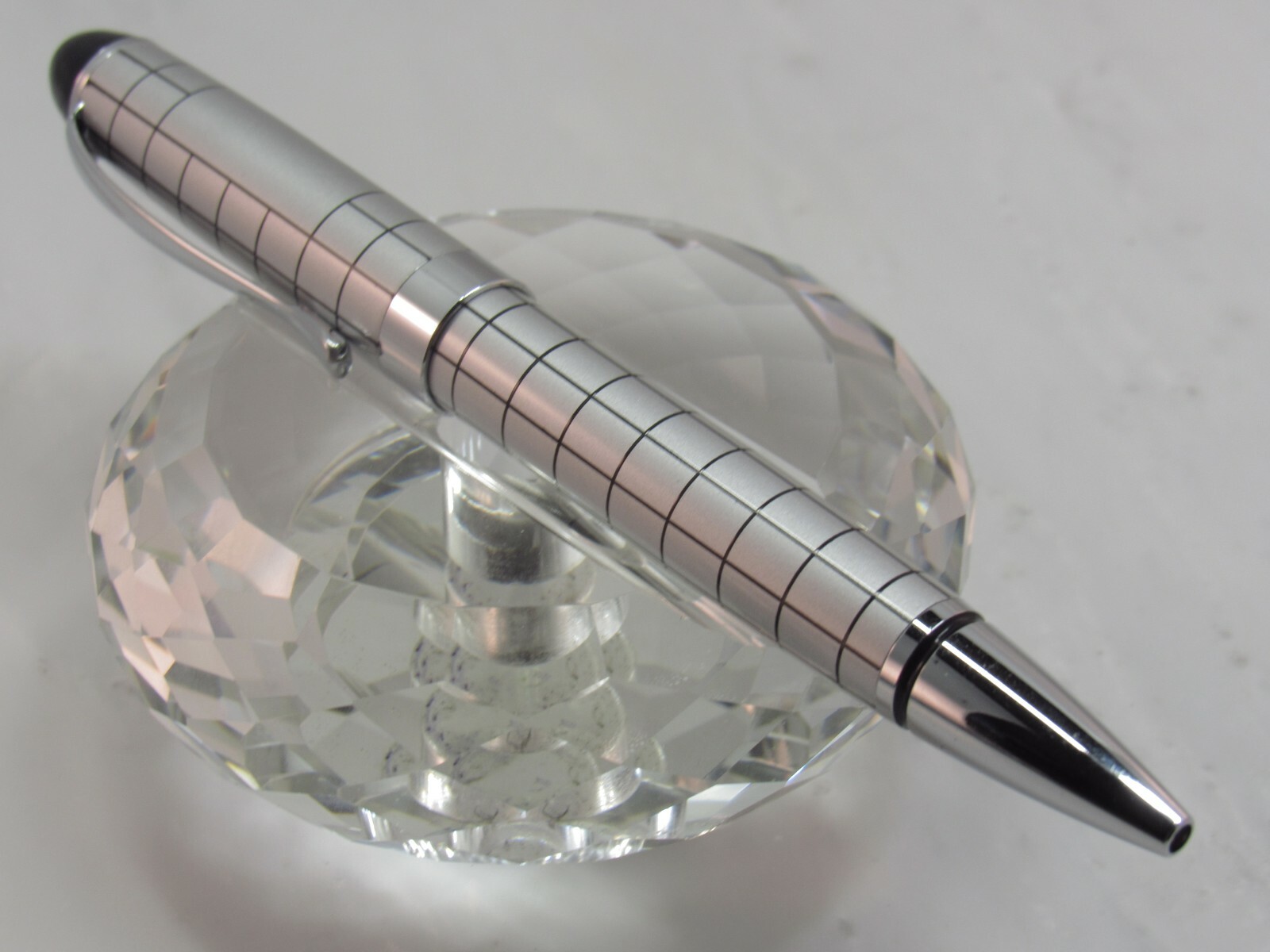 HIGH QUALITY BAOER SILVER AND BLACK CHECKED TWIST BALL POINT PEN