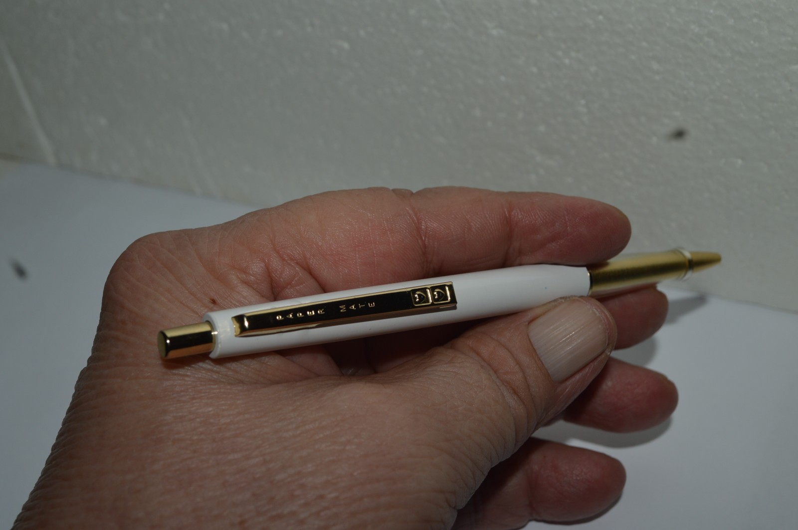 Paper Mate CONTOUR Ballpoint Pen White Gold Trim Made In Mexico Circa 1980’s