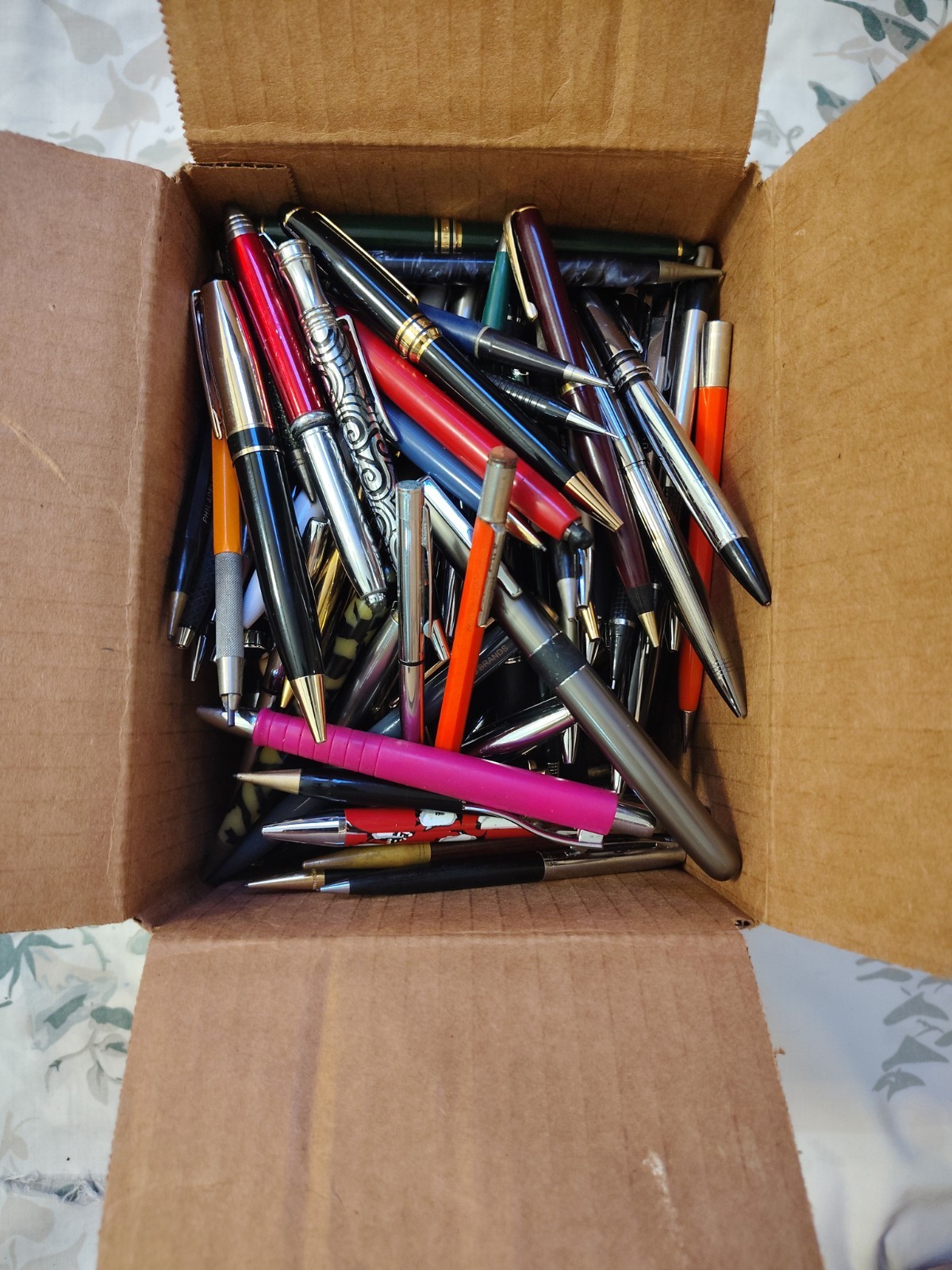 Huge Lot of 185 Of Mix Modern And Vintage Ball Pens, Roller Ball Pen, Pencils