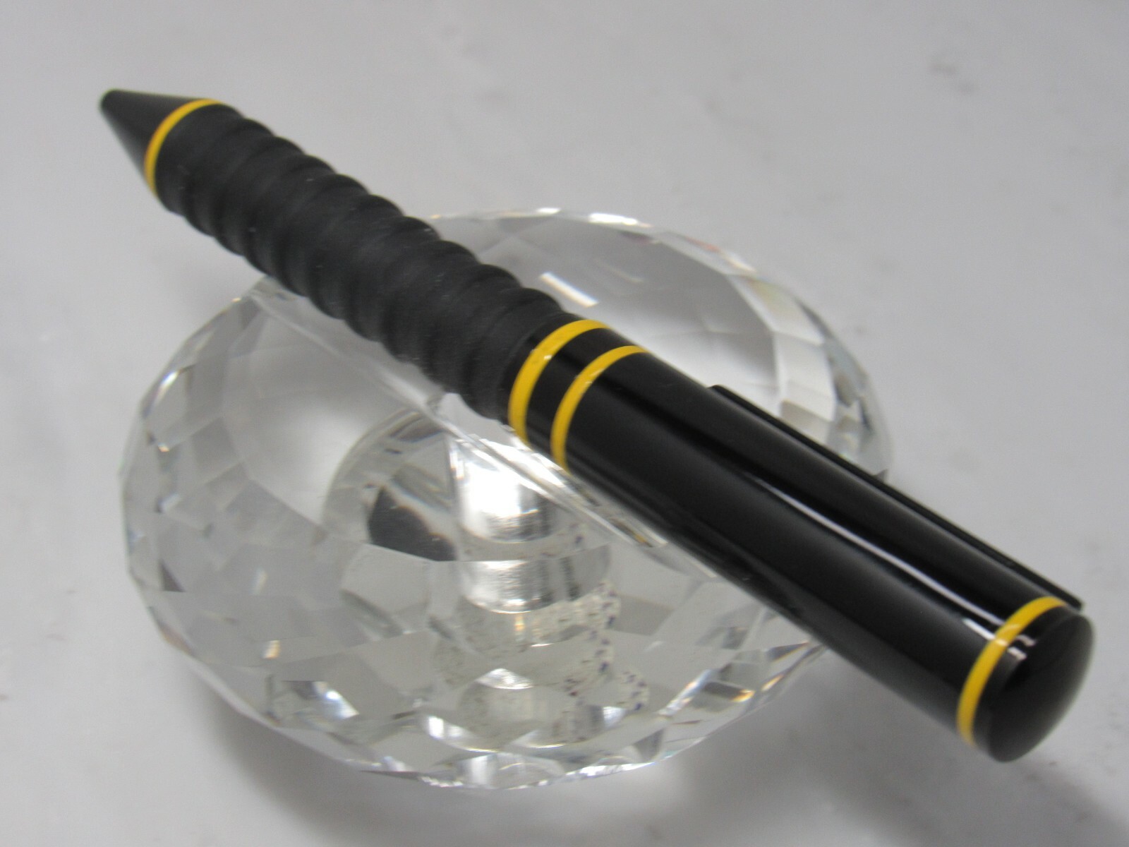 FOR ARTHRITIS SUFFERERS – BLACK BP PEN WITH YELLOW CIRCLES AND RUBBERIZED GRIP