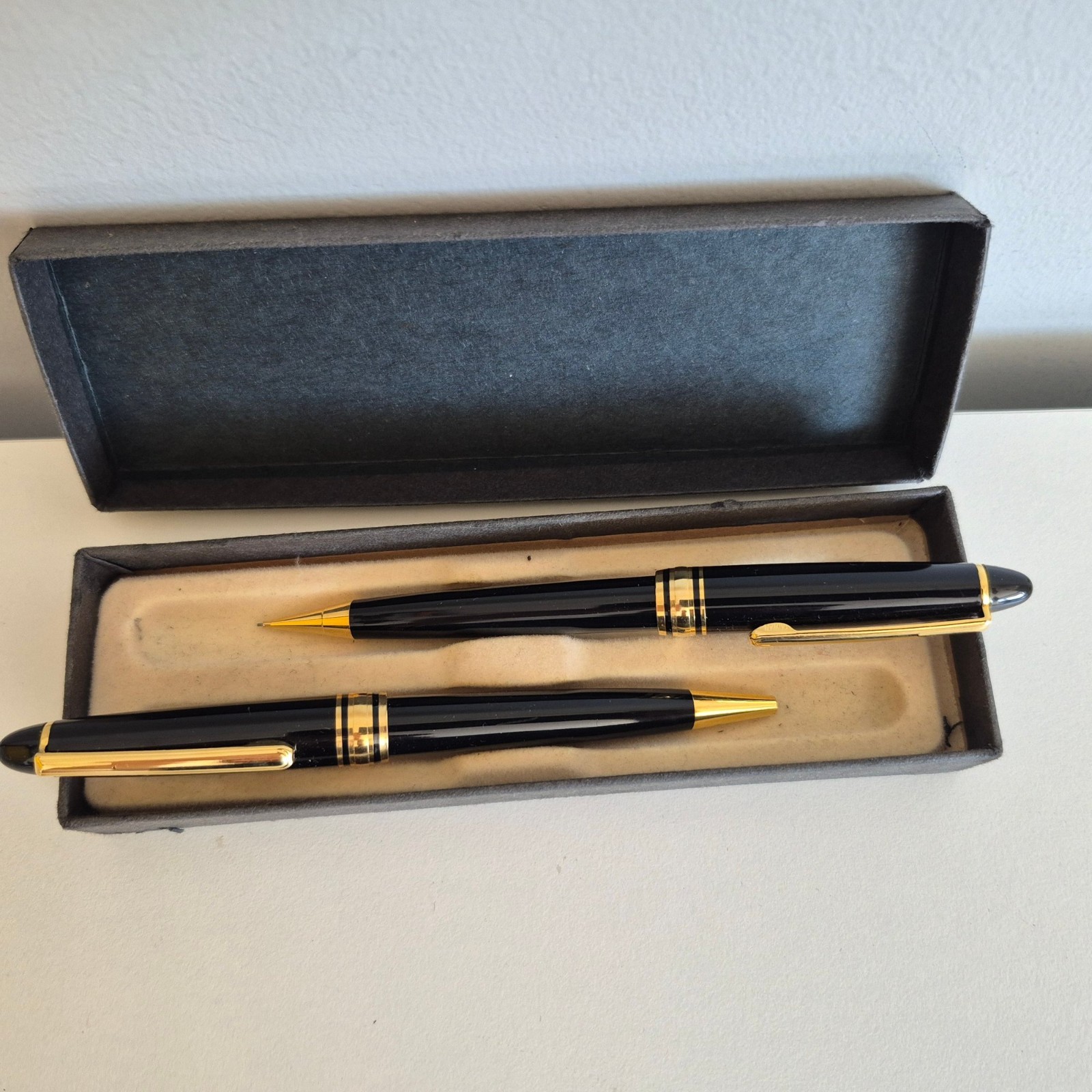 Pen Set Black Gold Trim Made in Taiwan Unknown Manufacturer In Case New Refill