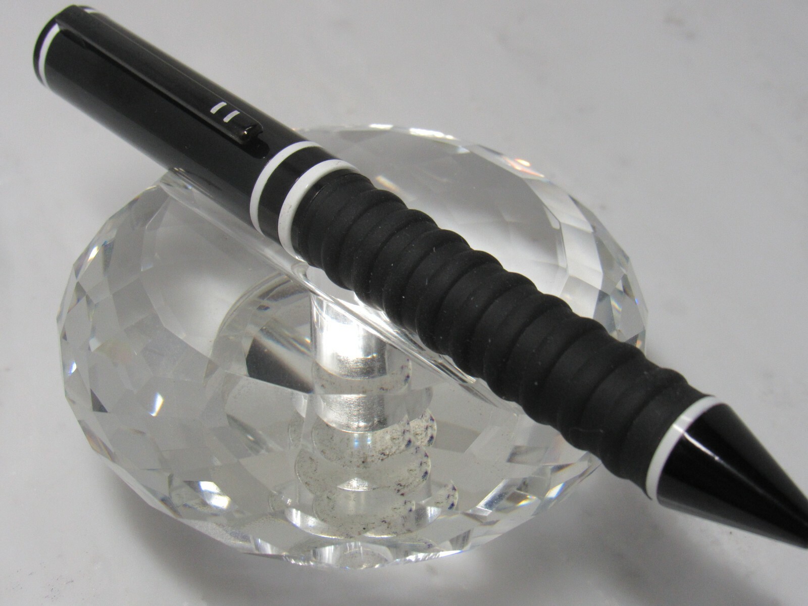FOR ARTHRITIS SUFFERERS – BLACK BP PEN WITH WHITE CIRCLES AND RUBBERIZED GRIP