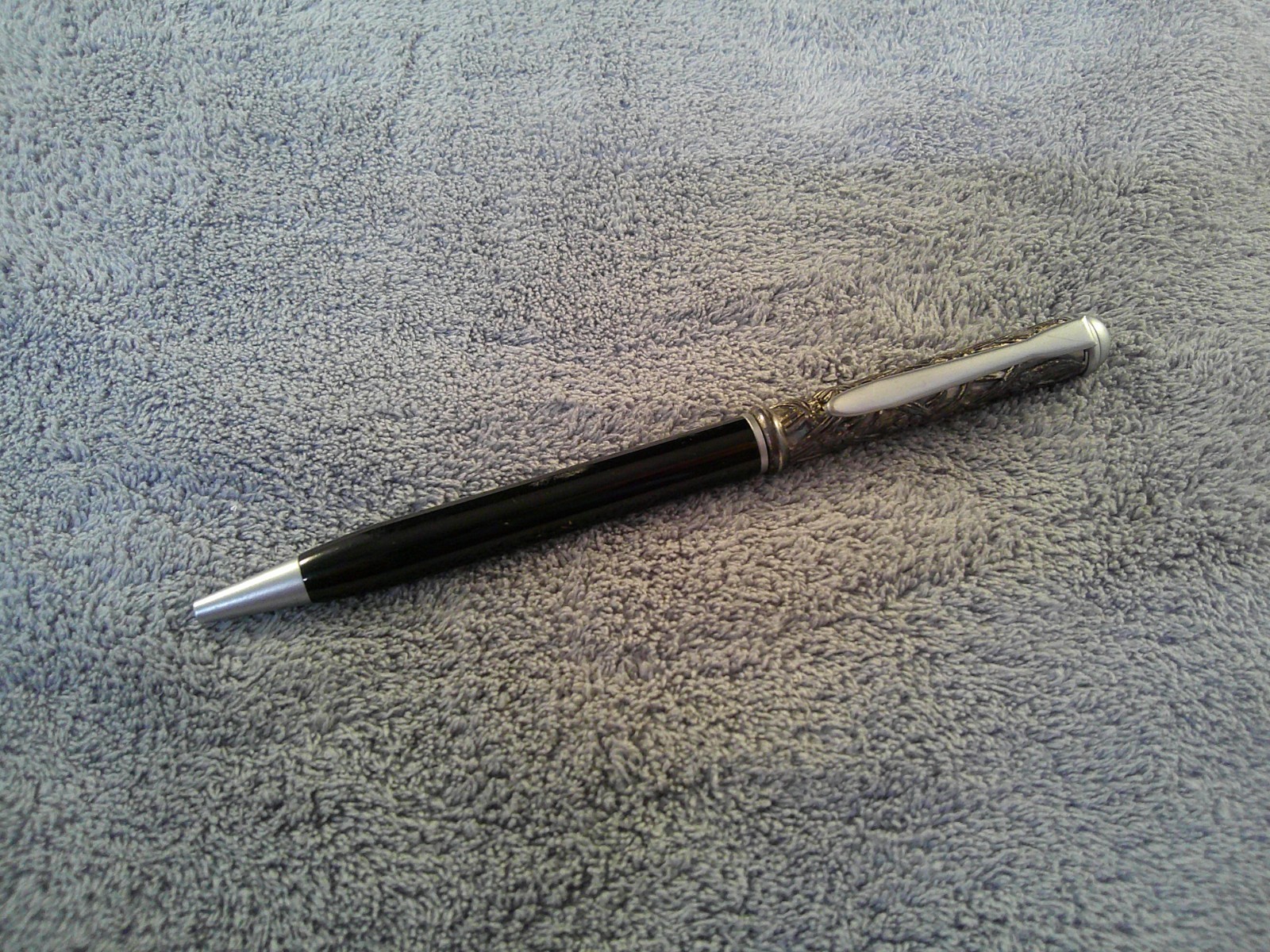 Vintage Unmarked Silver/Black Blue Ink Twist Pen