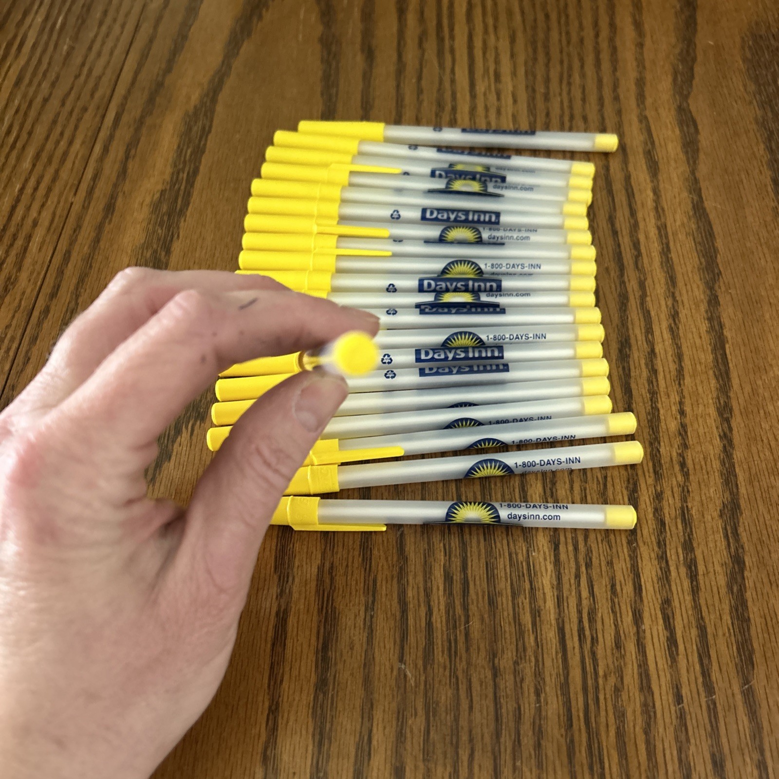 20 Days Inn Motel Hotel Black Ink Pens BIC Advertising Yellow Stick Pen Tested