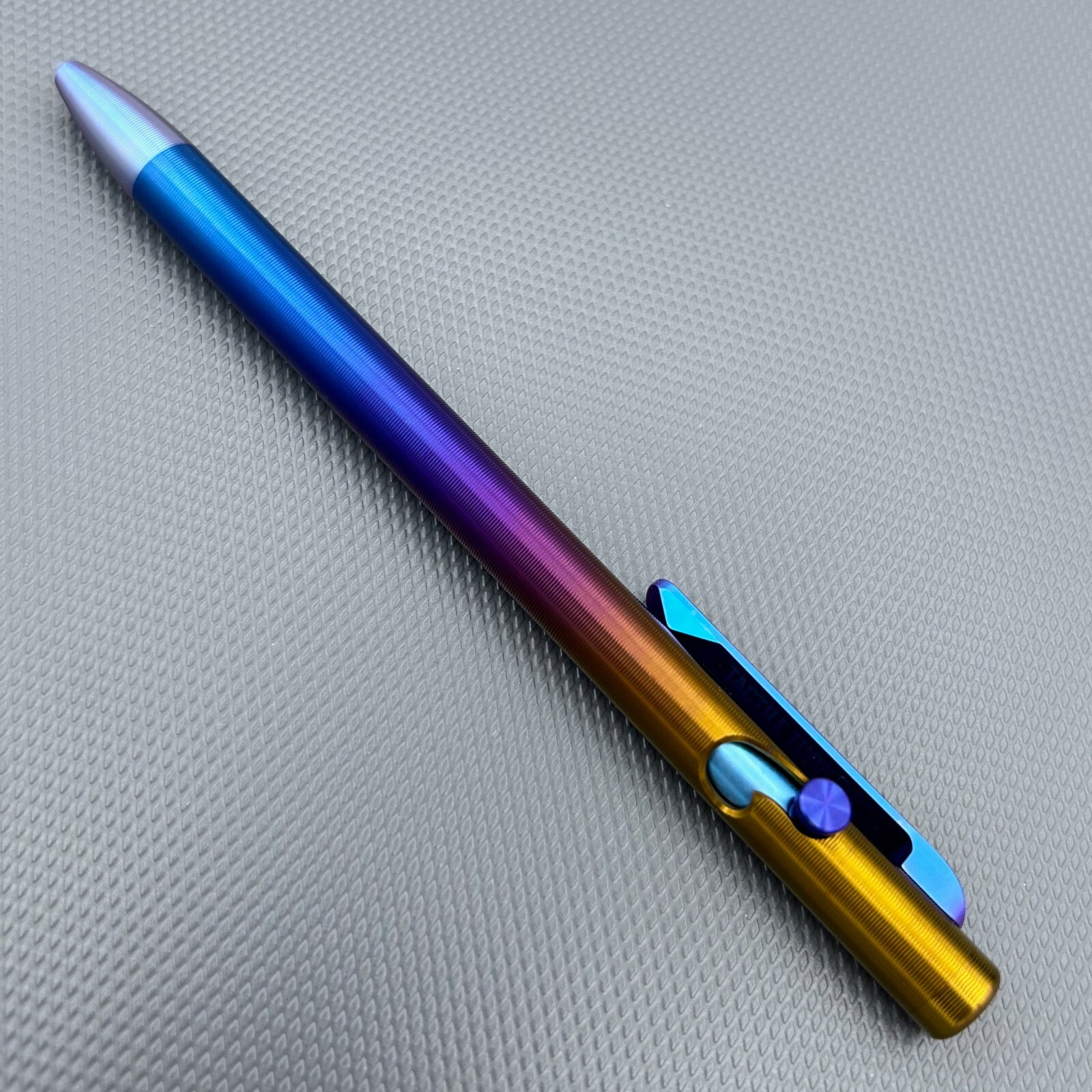 Tactile Turn – Titanium Slim Bolt Action Standard Size Pen Fade w/ Lionface Clip