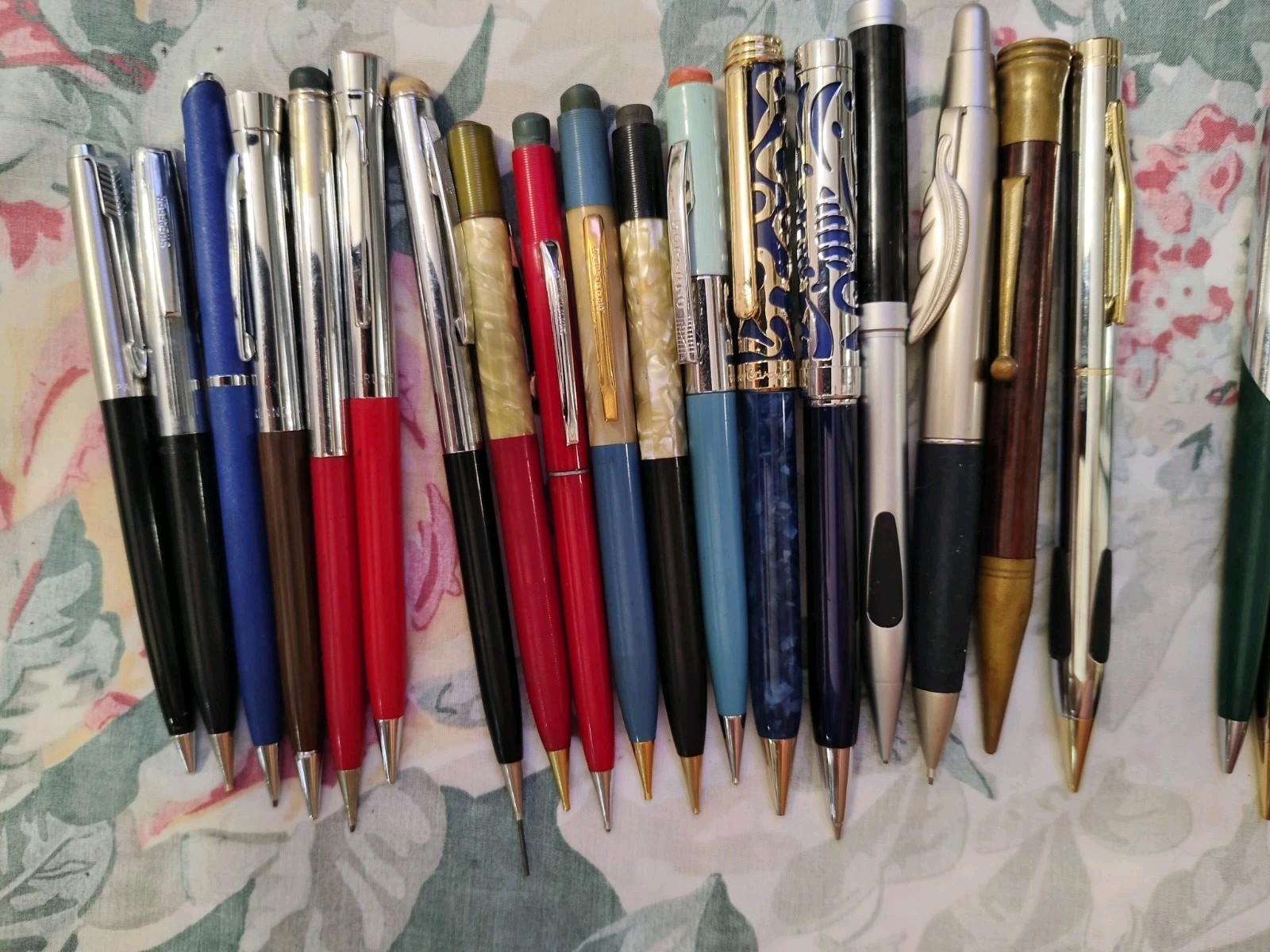 Huge Lot of 185 Of Mix Modern And Vintage Ball Pens, Roller Ball Pen, Pencils