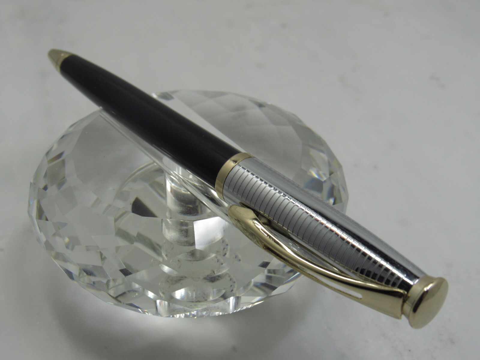 GORGEOUS HIGH QUALITY LUXOR BLACK AND ETCHED SILVER TWIST BALL POINT PEN