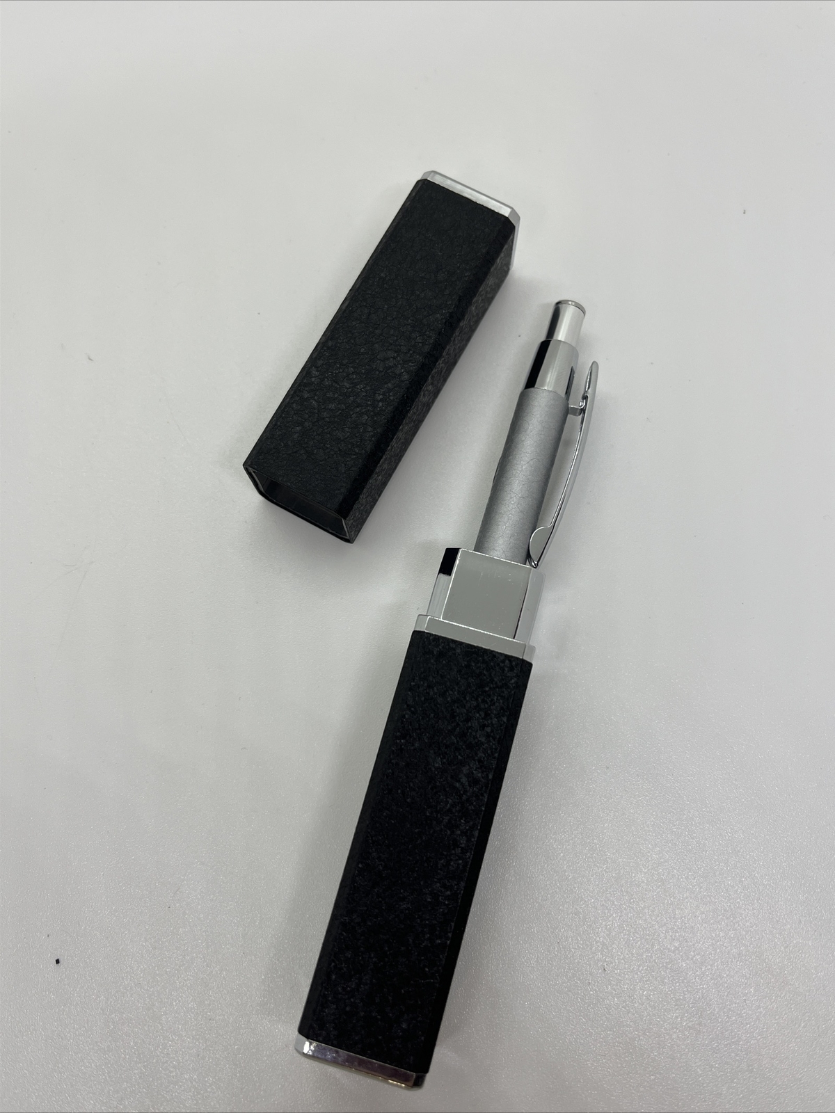 ELEGANT GREY DETAIL ONLINE BALLPOINT PEN