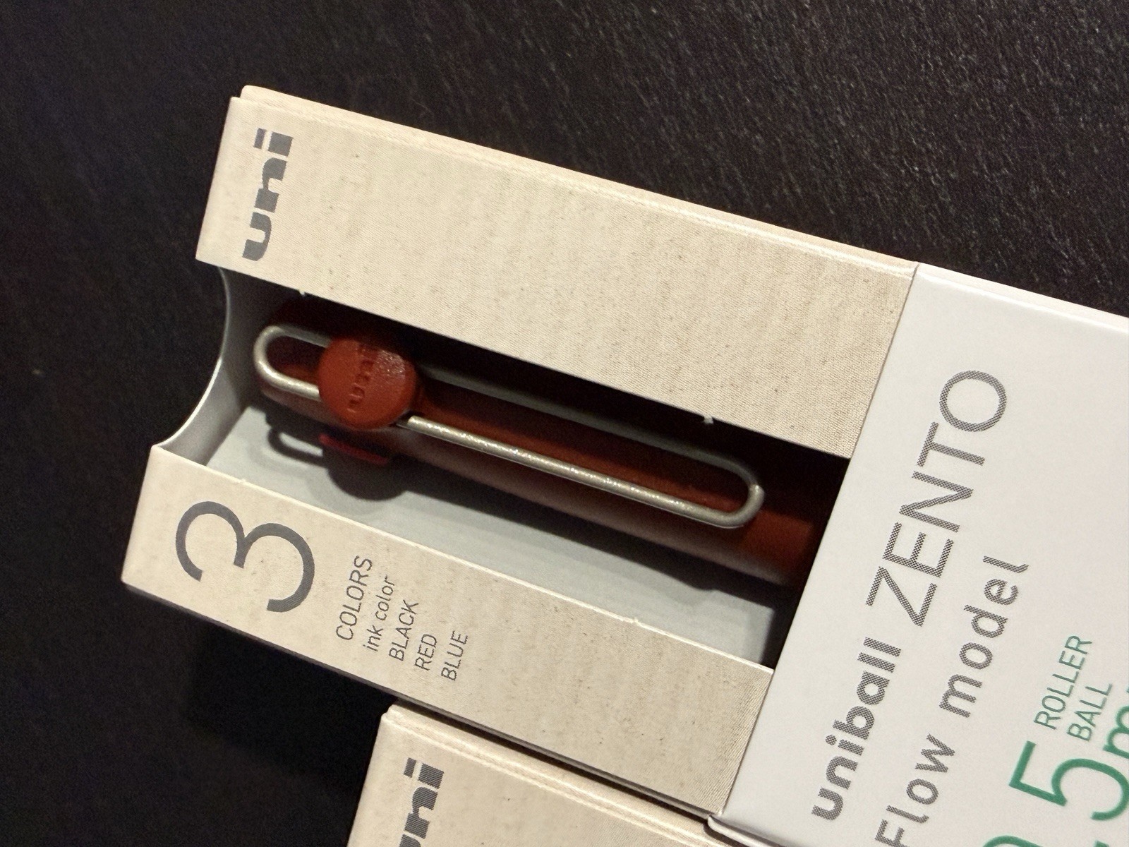 Uni-Ball Zento Flow Model 3-Color Ballpoint Pen 0.5mm 2 Pieces Beige & Burgundy