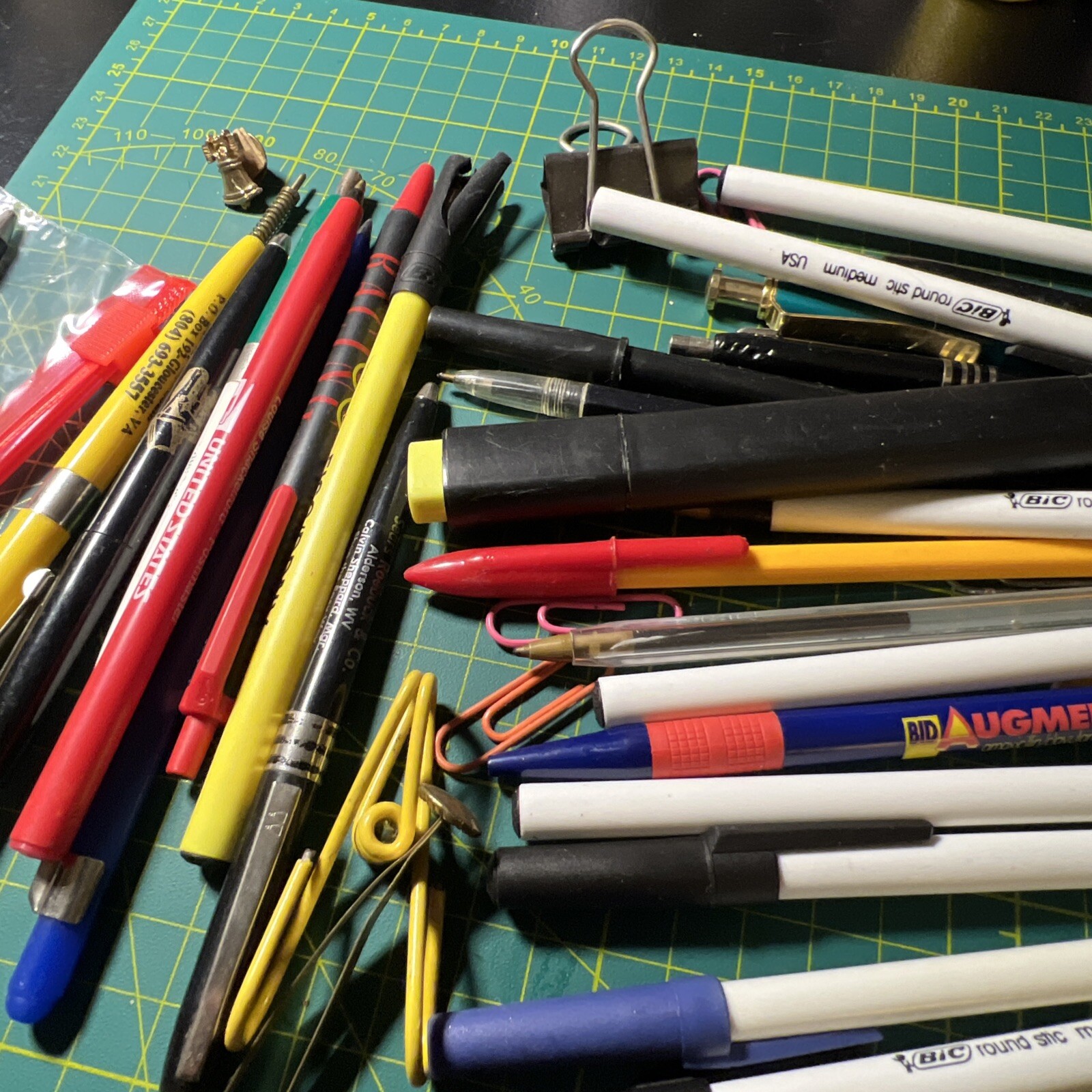 LOT OF (20+) Advertising And Other PENS Vintage Desk Clean out Datamate Govt