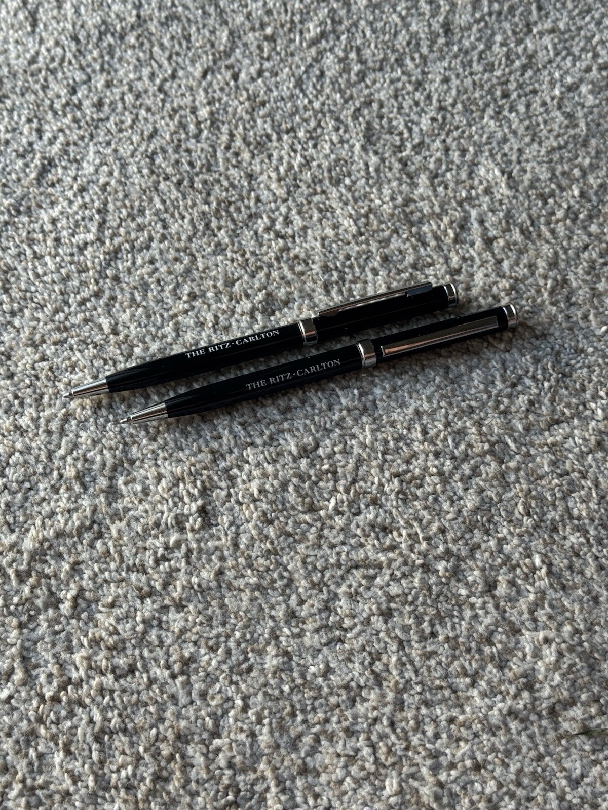 2 PACK The Ritz Carlton Metal Ball Point Twist Pens Sleek Black Silver