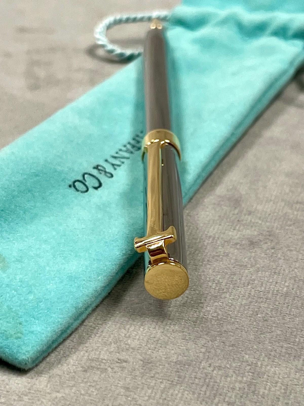 TIFFANY & Co. STERLING SILVER & GOLD TONE T CLIP BALLPOINT PEN W/POUCH 6M0746