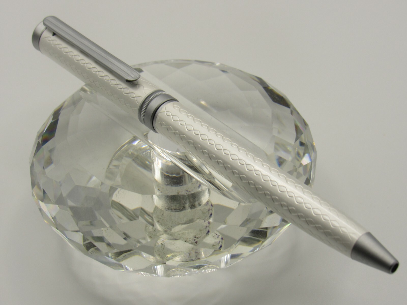 GORGEOUS HIGH QUALITY SLIM EASY TO USE ETCHED WHITE TWIST BALL POINT PEN