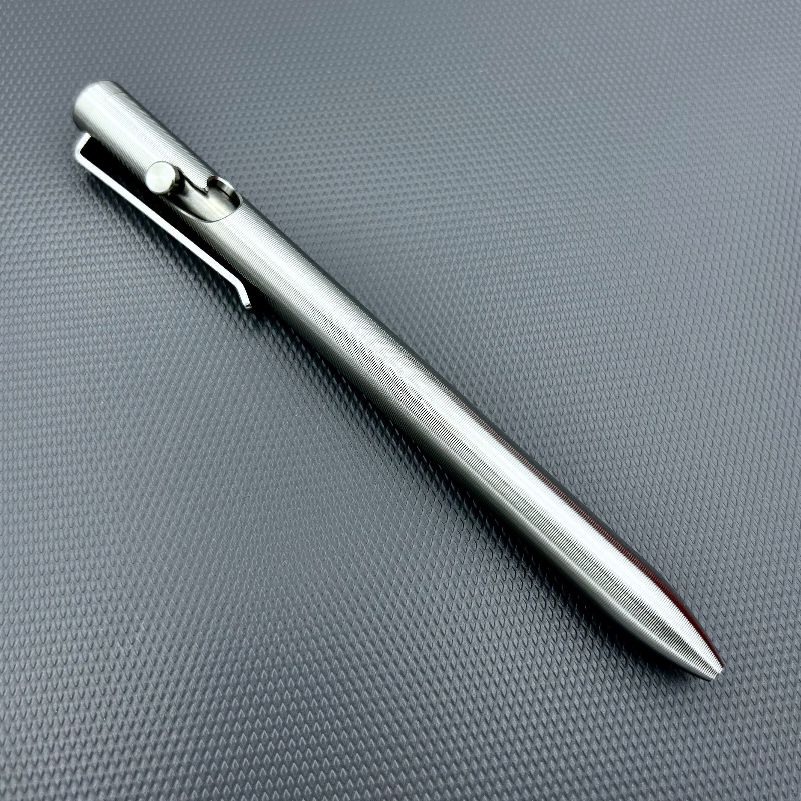 Tactile Turn – Titanium Bolt Action Standard Size Pen G2 Pilot Insert [5.6″]