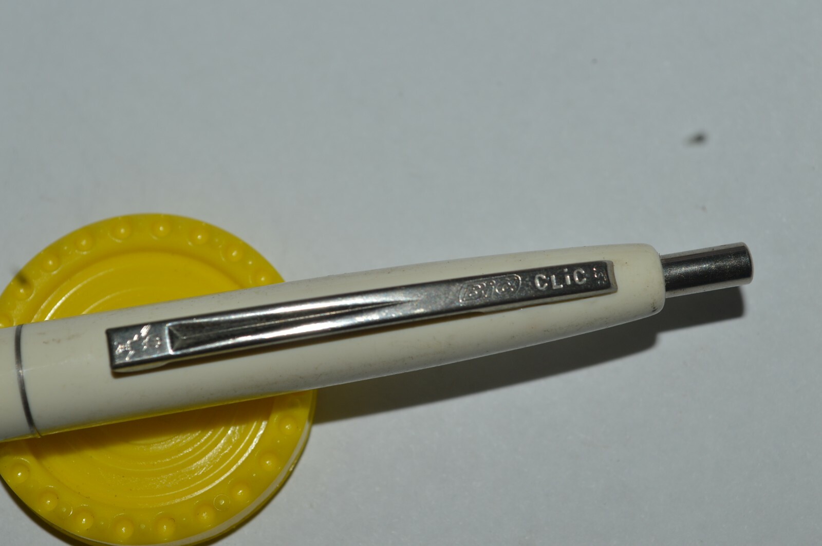 Bic Click Retractable Ballpoint White Solid Color USA Light Used Very Good Condi