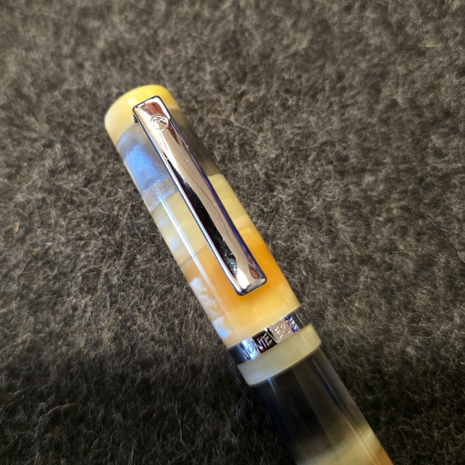 MONTEVERDE Arista Laminata Desert Sand Rollerball Striped Tortoise Shell